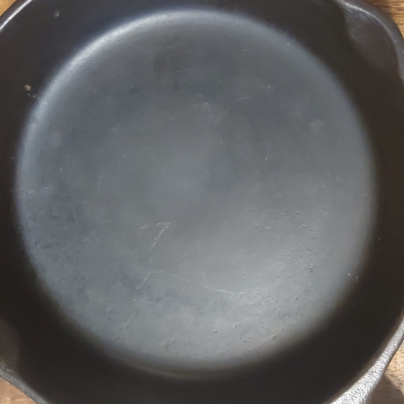 Vintage Unmarked Lodge Cast Iron Skillet, #3 - Picture 3 of 15